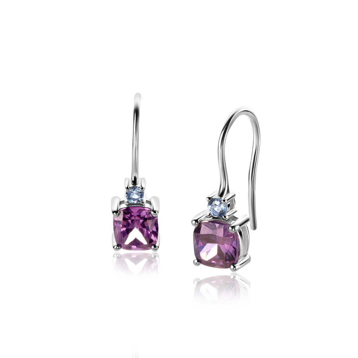 Boucles d'oreilles en argent avec pierres précieuses violettes et bleues.