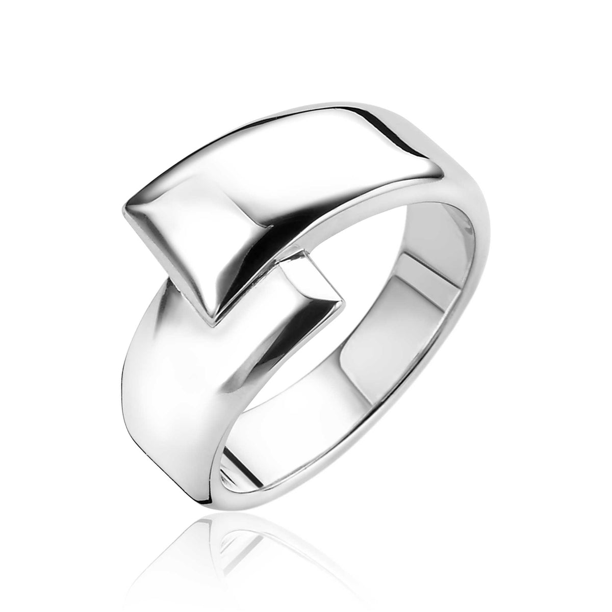 Bague en argent avec un design moderne et poli, présentant une forme géométrique distinctive.