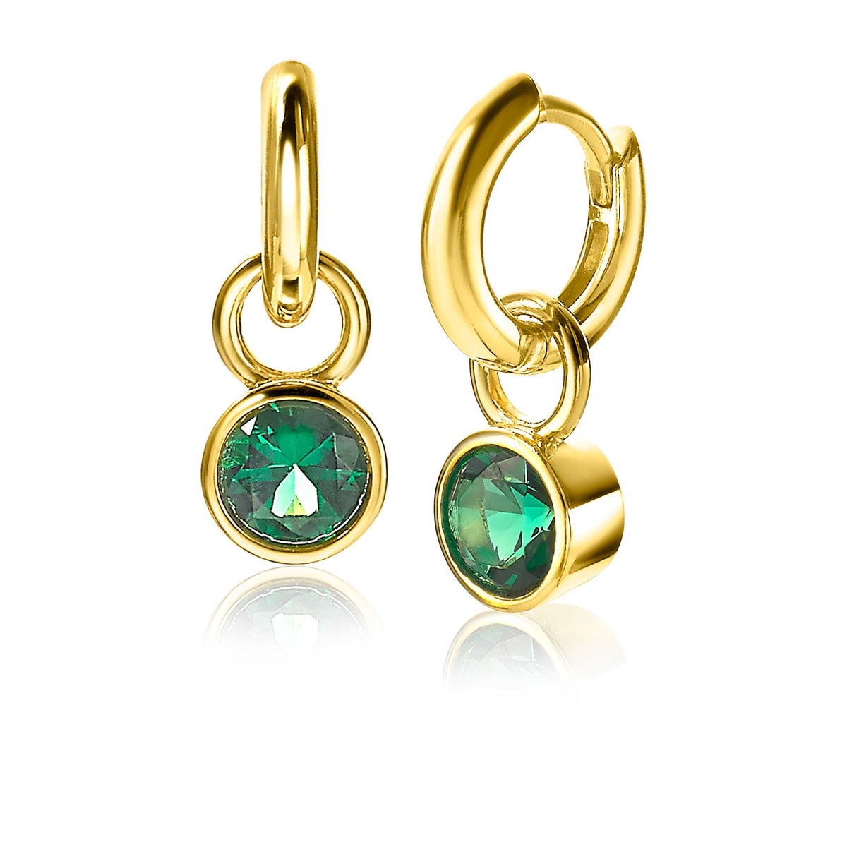 Boucles d'oreilles dorées avec un cristal vert brillant suspendu.