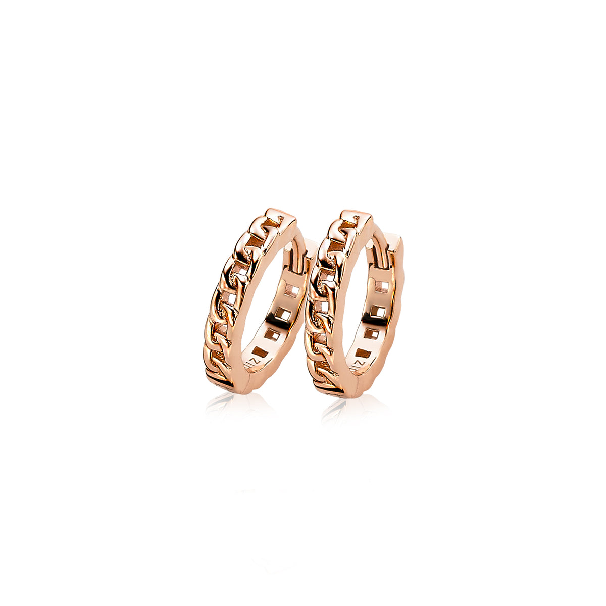 Boucles d'oreilles dorées en forme de créoles avec un motif de chaîne.