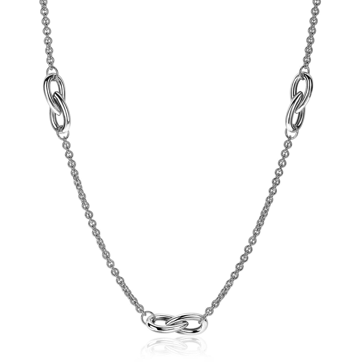 Collier en argent avec maillons entrelacés et chaîne délicate.