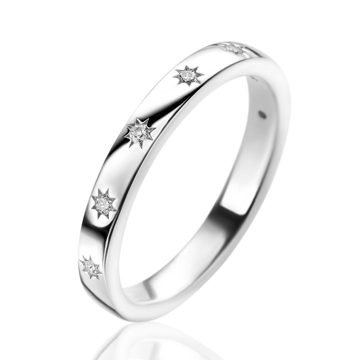 Bague en argent avec des étoiles brillantes gravées.