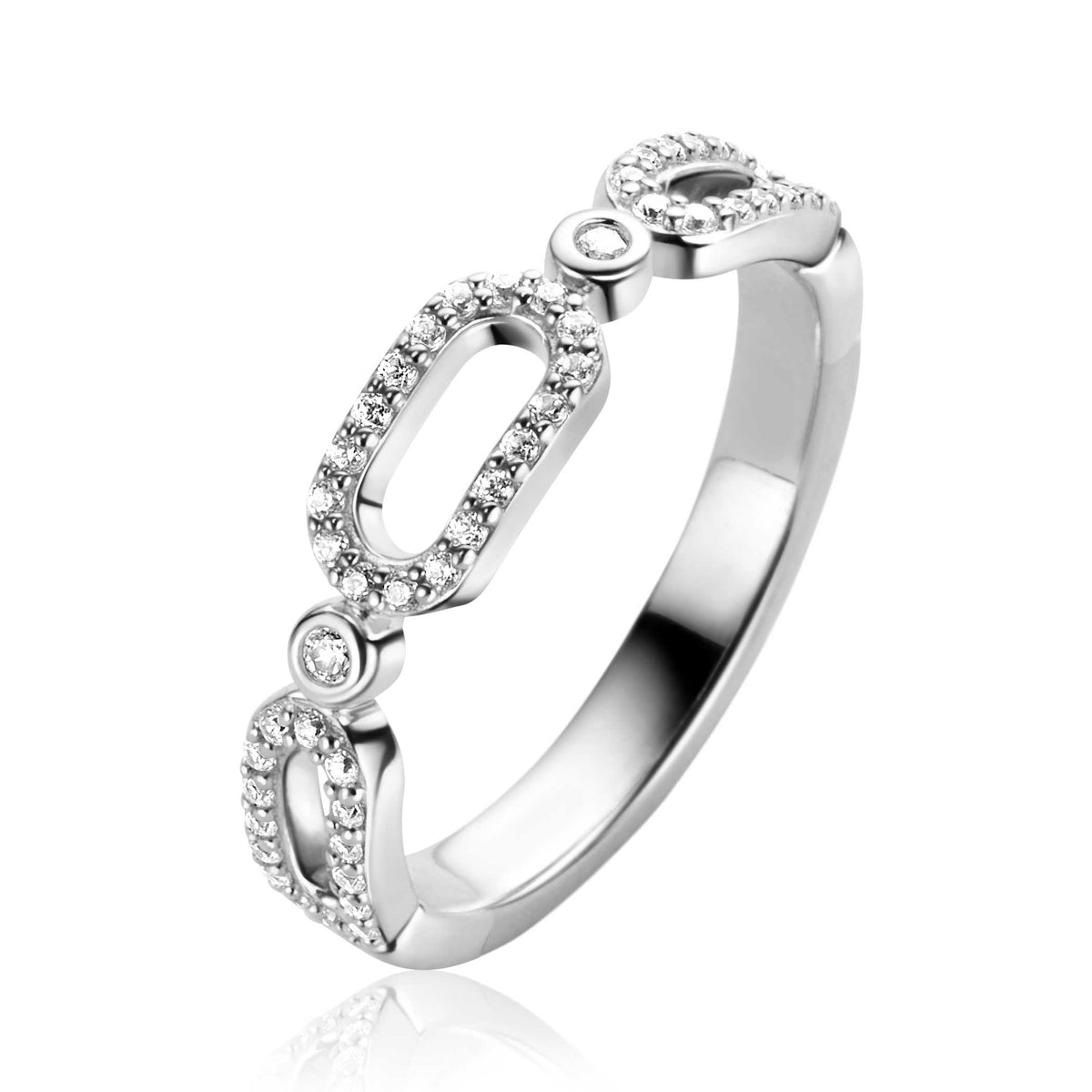 Bague en argent avec des détails en forme de maillons et des pierres scintillantes.