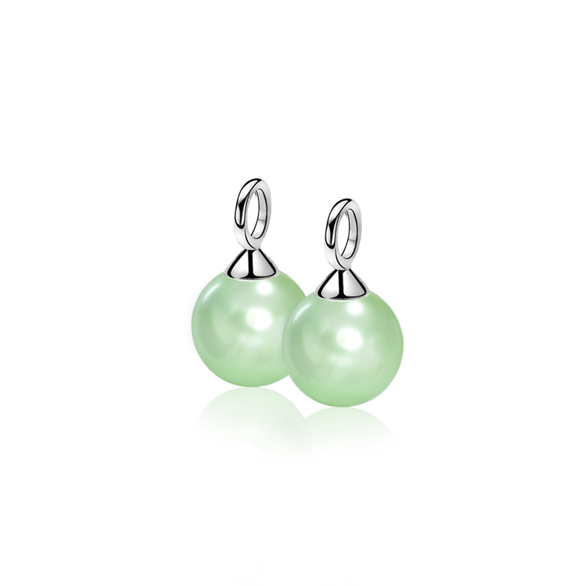 Boucles d'oreilles en argent avec perles vertes et attaches en argent.