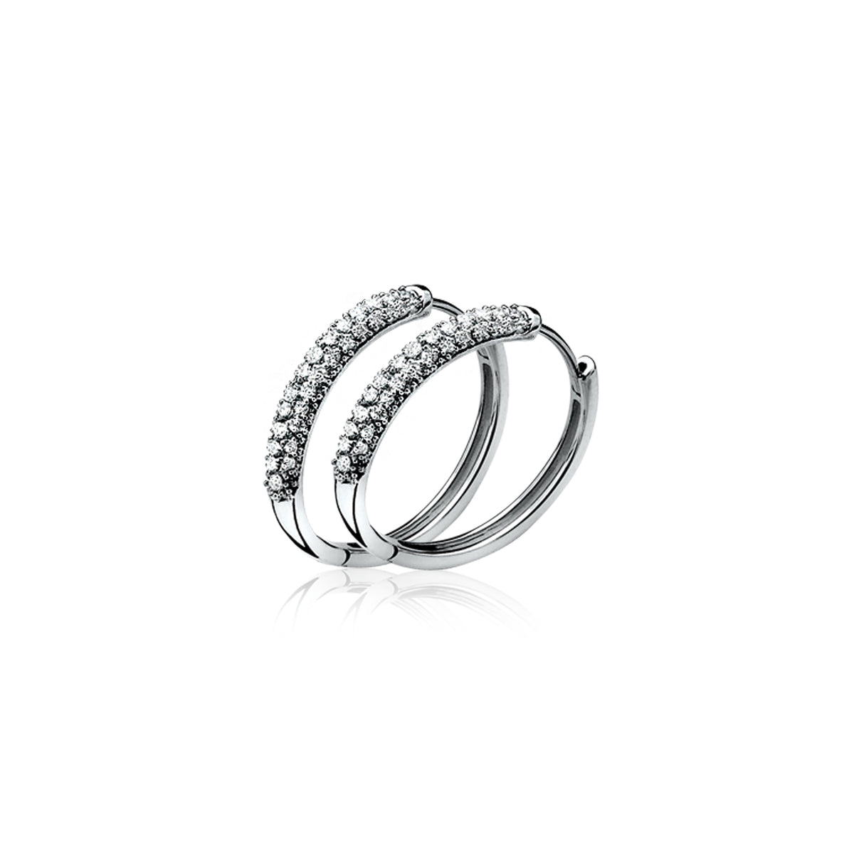 Boucles d'oreilles en argent avec deux rangées de pierres scintillantes.