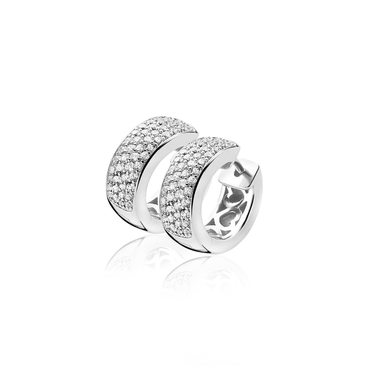 Boucles d'oreilles en argent avec pavé de zirconiums, forme ronde et finition brillante.