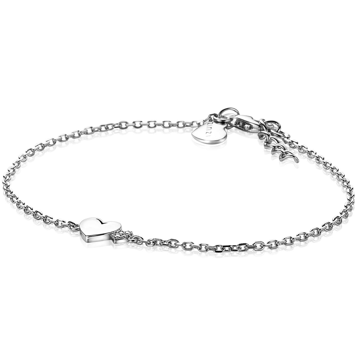 Bracelet en argent avec un petit cœur et une chaîne délicate.