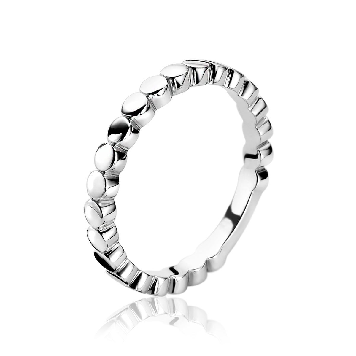 Bague en argent avec des motifs ovales en relief sur toute la surface.