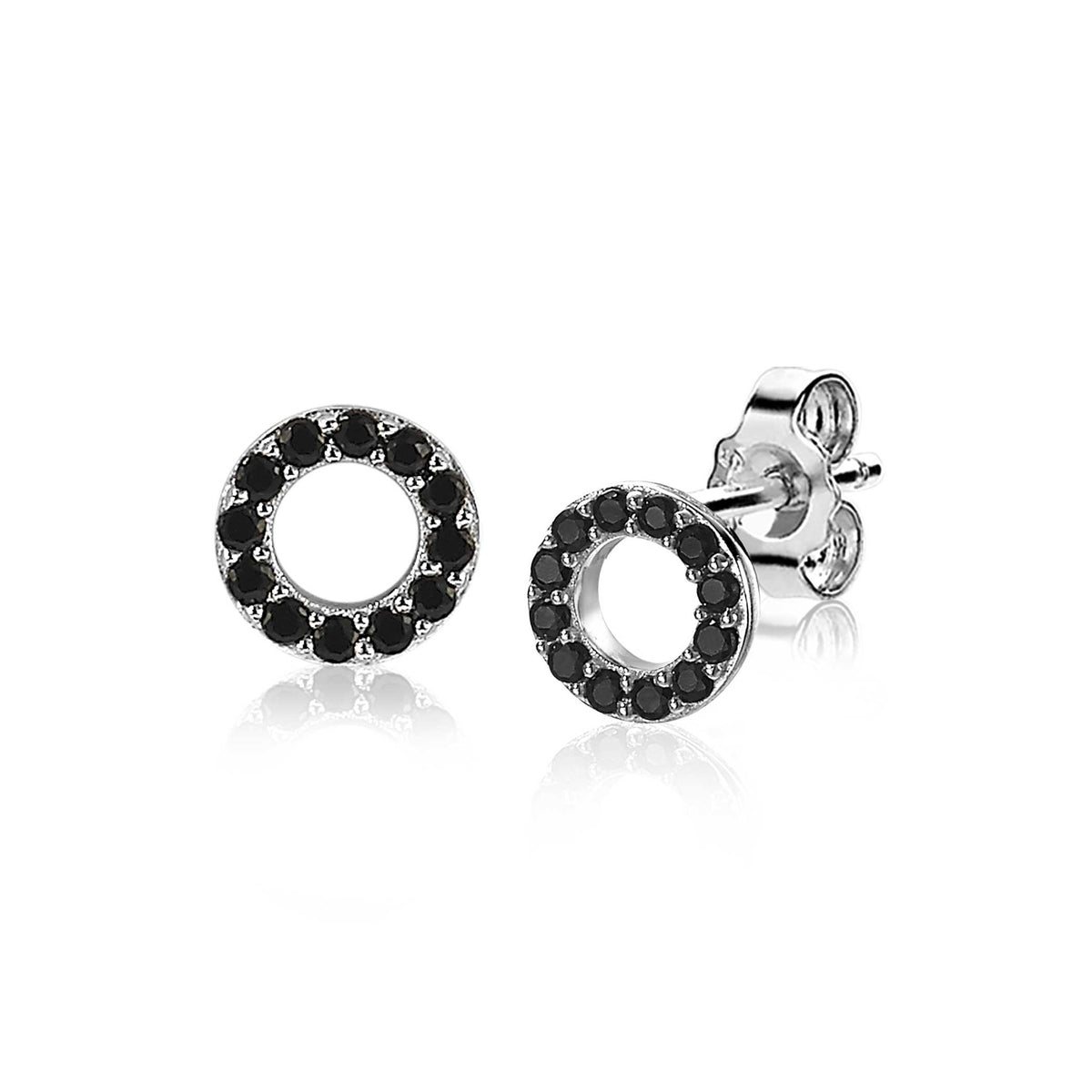 Boucles d'oreilles en argent avec un design circulaire orné de pierres noires.