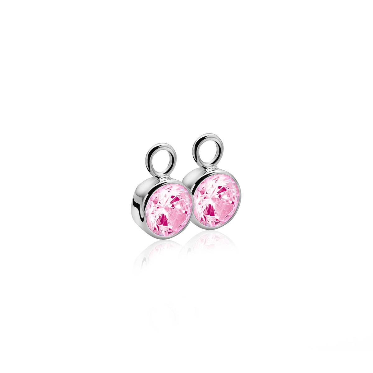 Boucles d'oreilles en argent avec des pierres roses rondes.