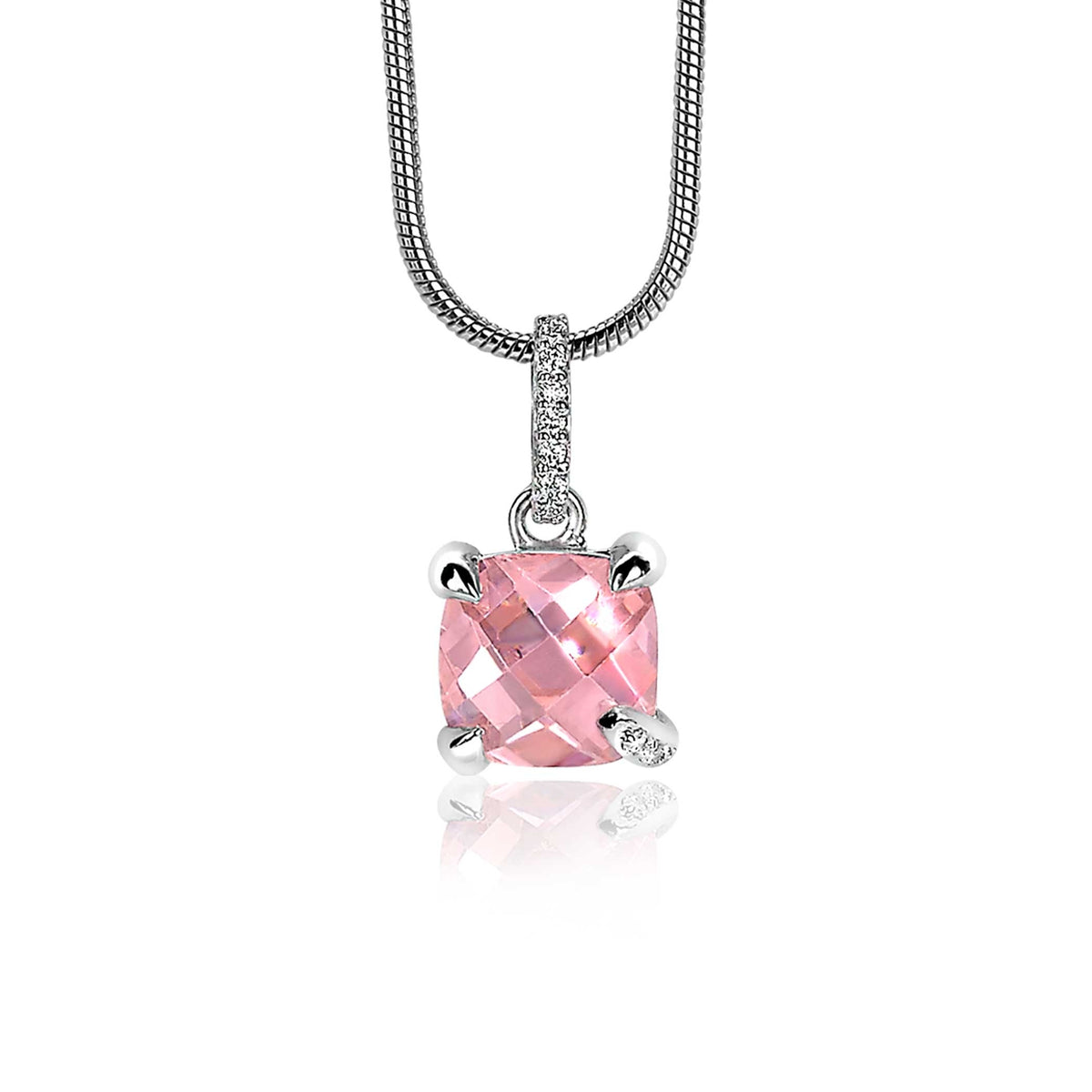 Pendentif en argent avec un cristal rose taillé, monté sur une chaîne serpent.