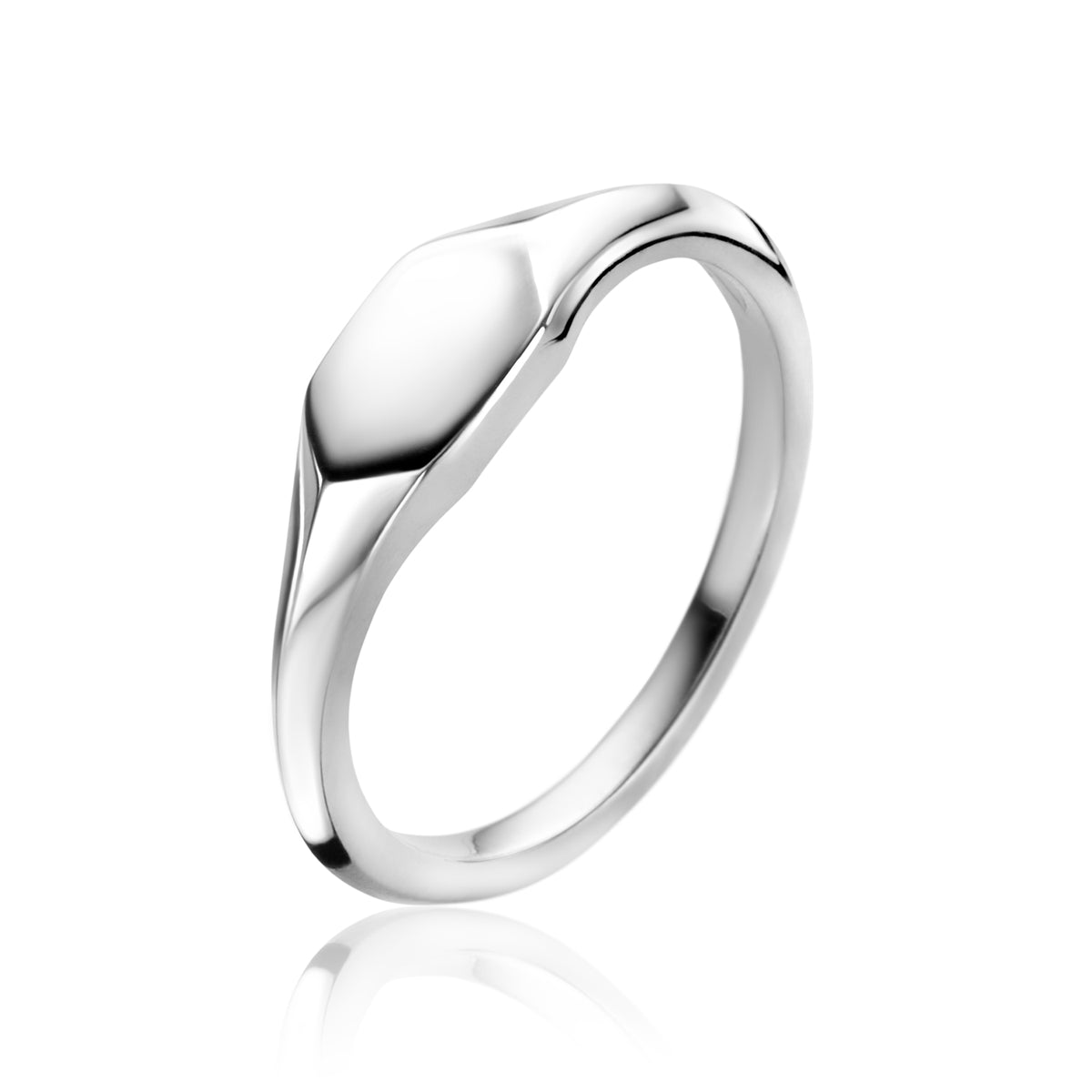 Bague en argent avec un design lisse et moderne, forme légèrement angulaire.
