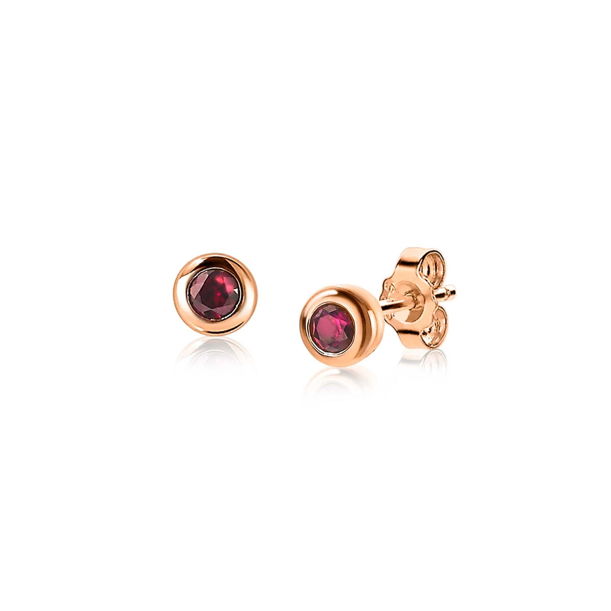Boucles d'oreilles en plaqué or avec une pierre rouge en forme de cabochon.