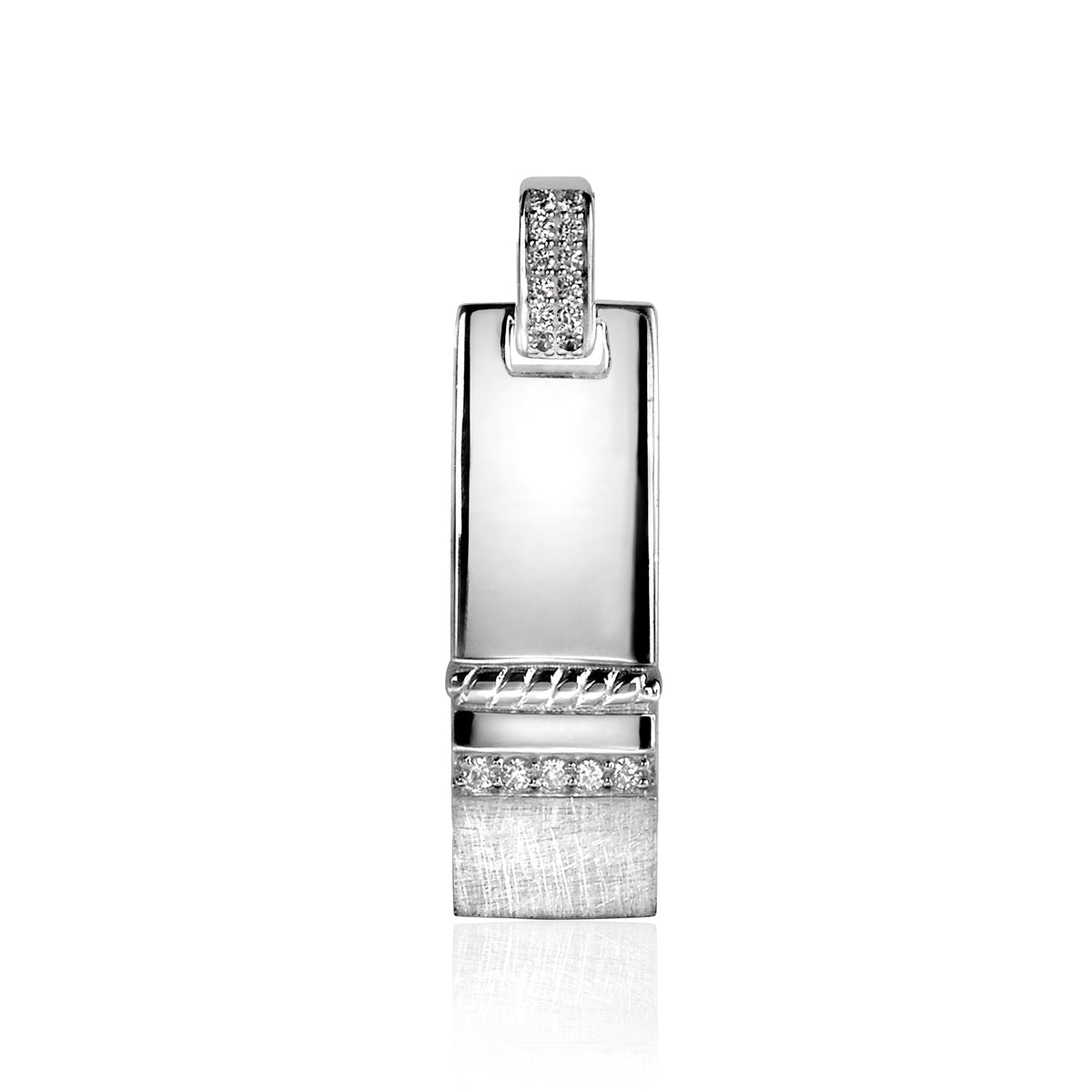 Pendentif en argent avec un design rectangulaire, orné de détails texturés et de petites pierres brillantes.