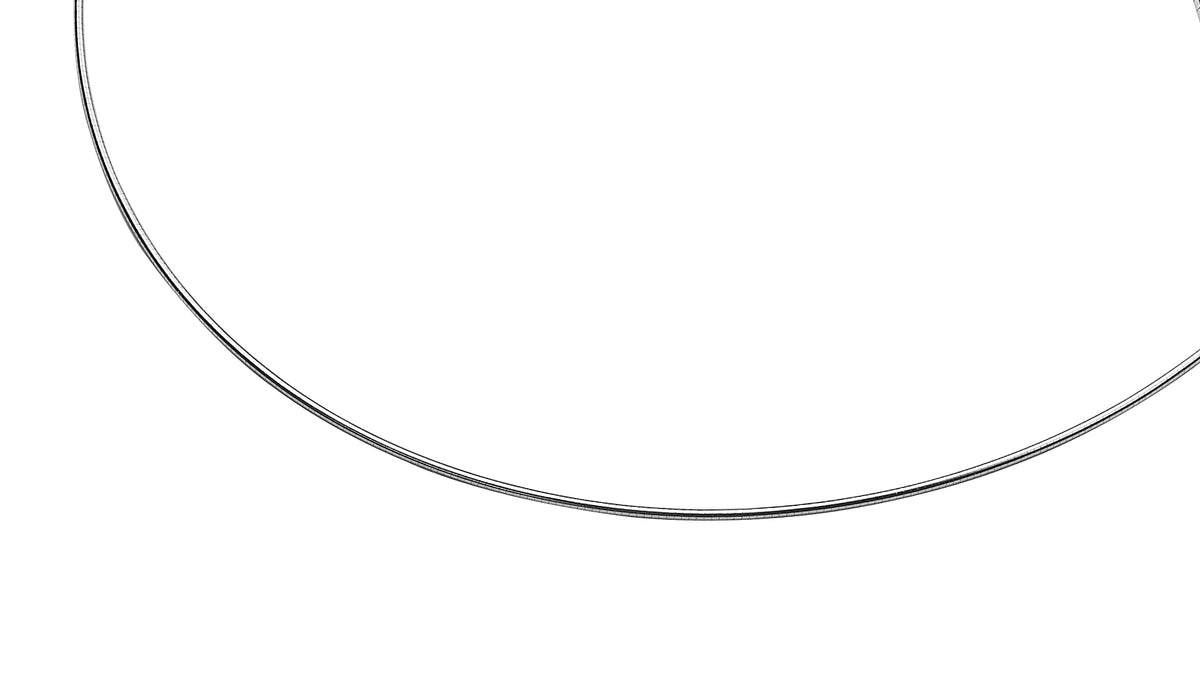 collier en argent fin avec un design simple et épuré.
