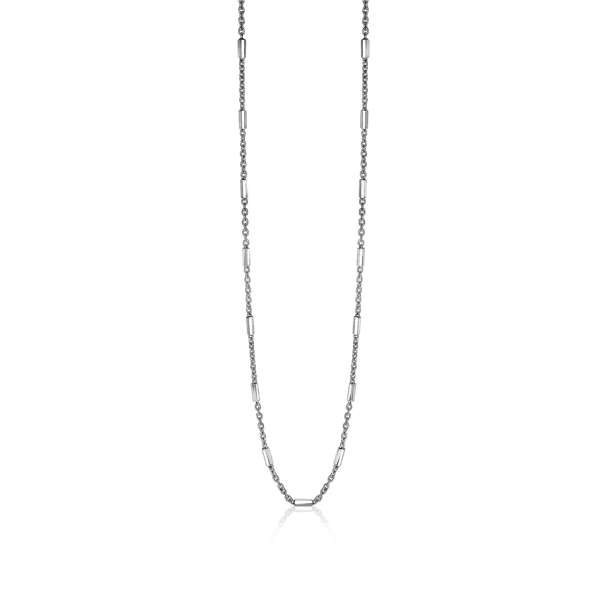 Collier en argent avec des maillons allongés et des détails en forme de barre.