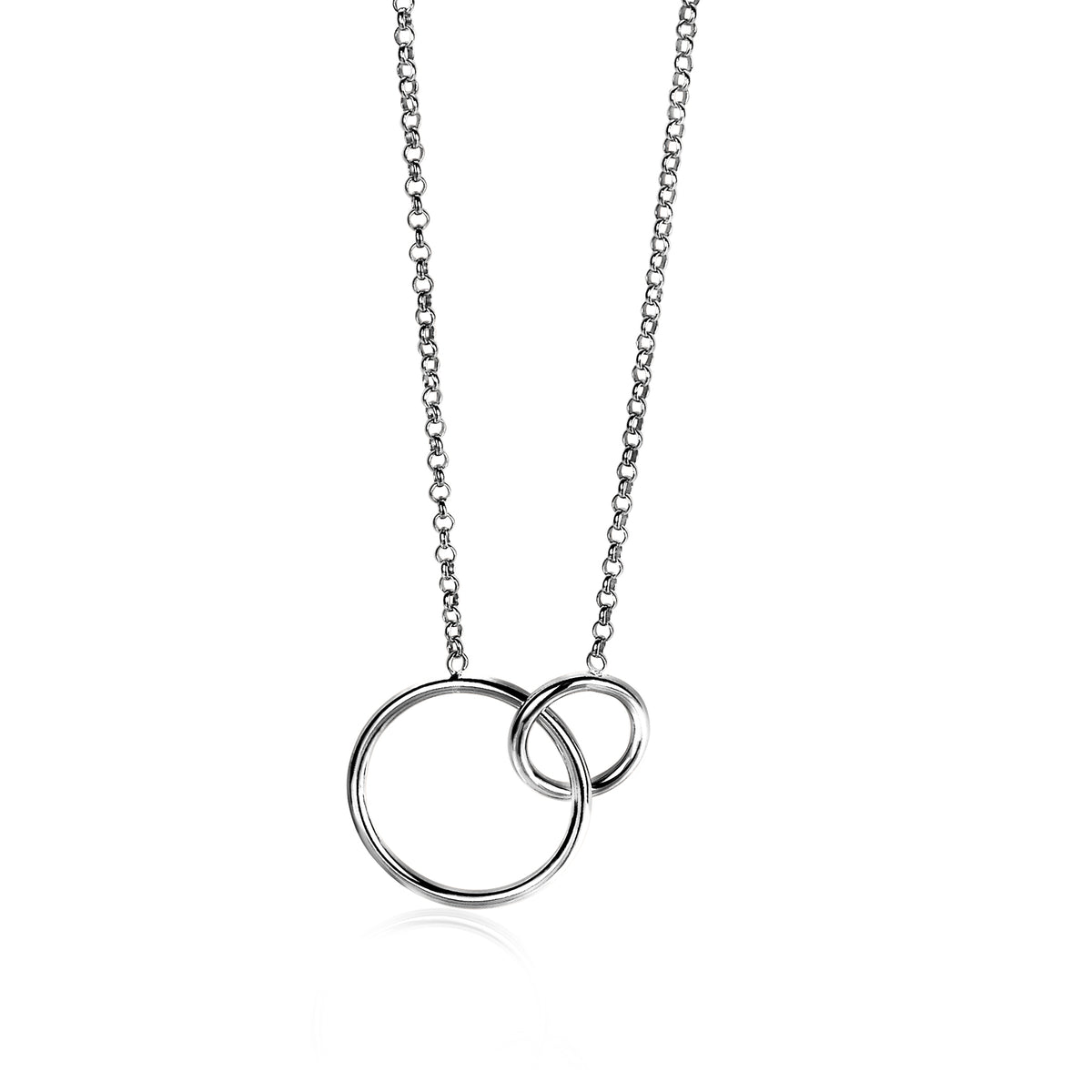 Collier en argent avec deux anneaux entrelacés.