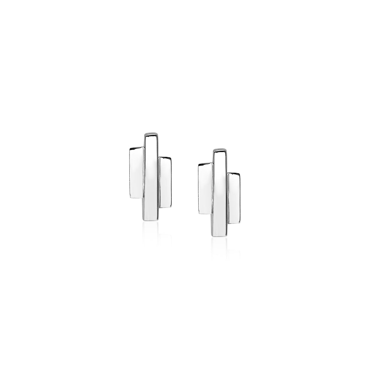 Boucles d'oreilles en argent avec un design géométrique et poli.