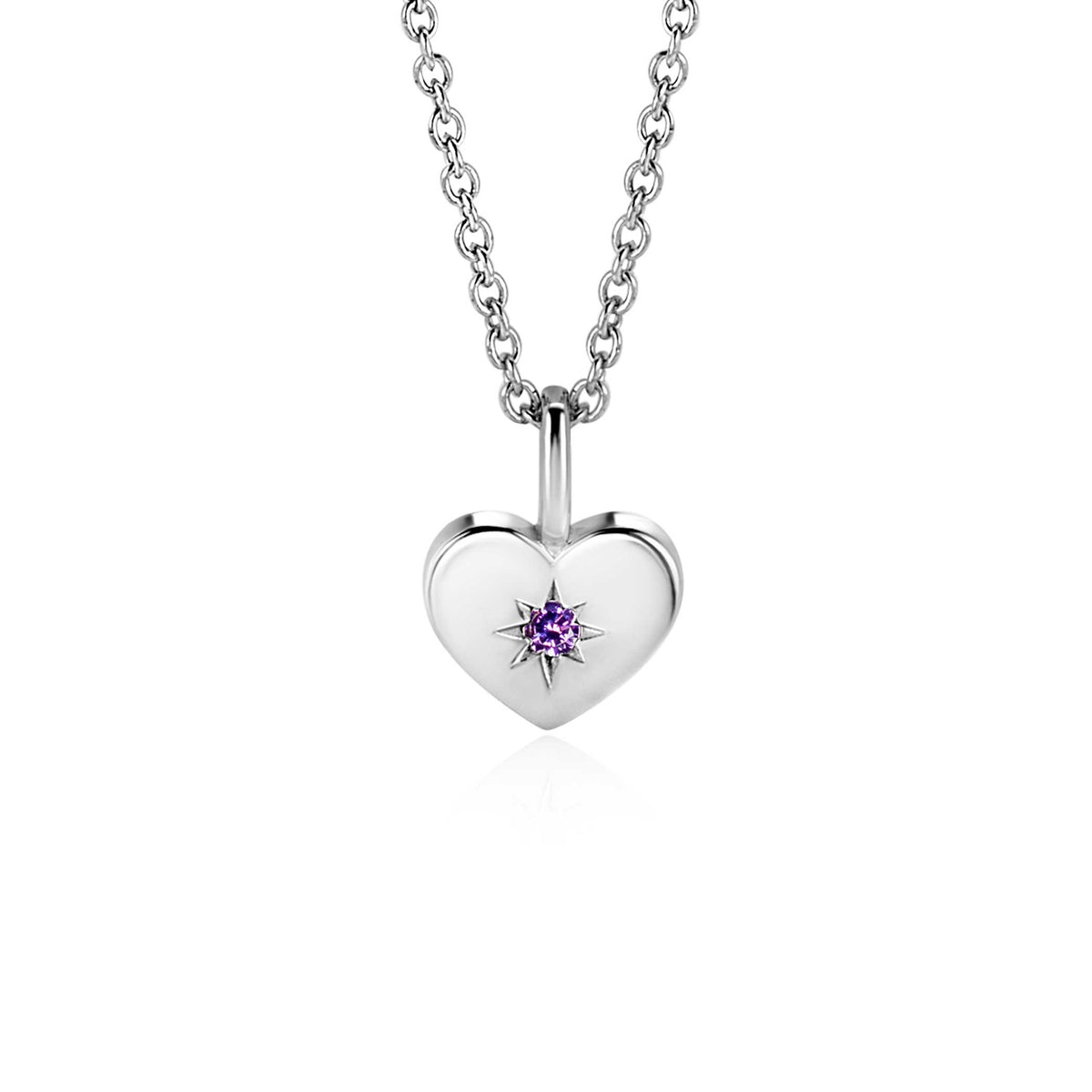 Pendentif en argent en forme de cœur avec une pierre précieuse violette au centre, suspendu à une chaîne.