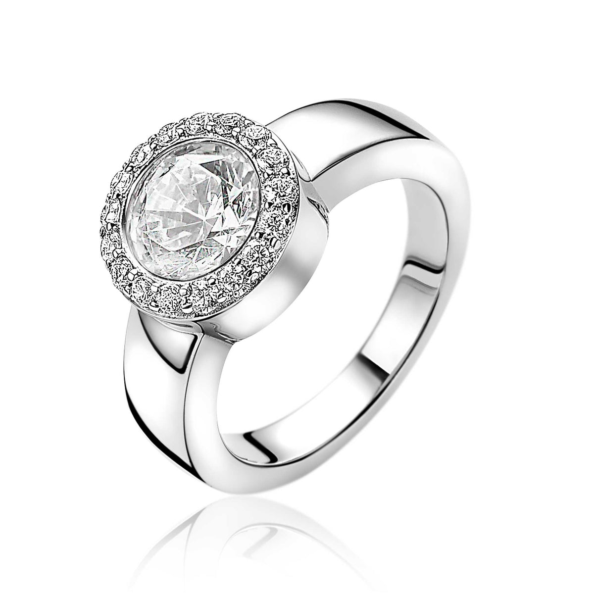Bague en argent avec un zircon central entouré de petites pierres brillantes.