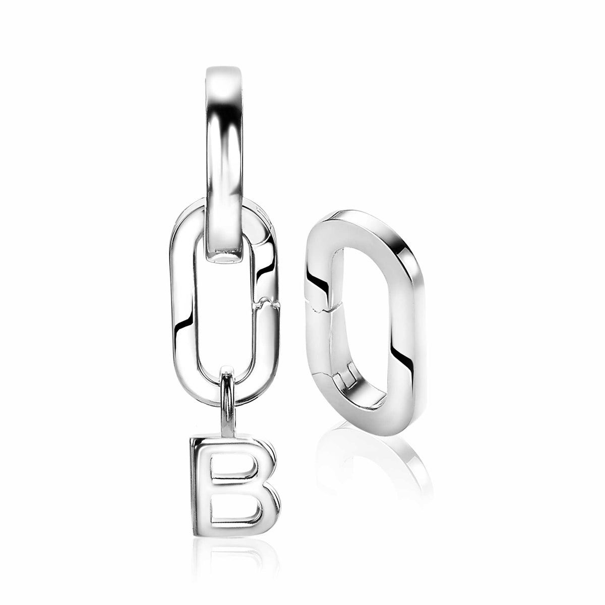 Boucles d'oreilles en argent avec un design en chaîne et un pendentif en forme de lettre B.