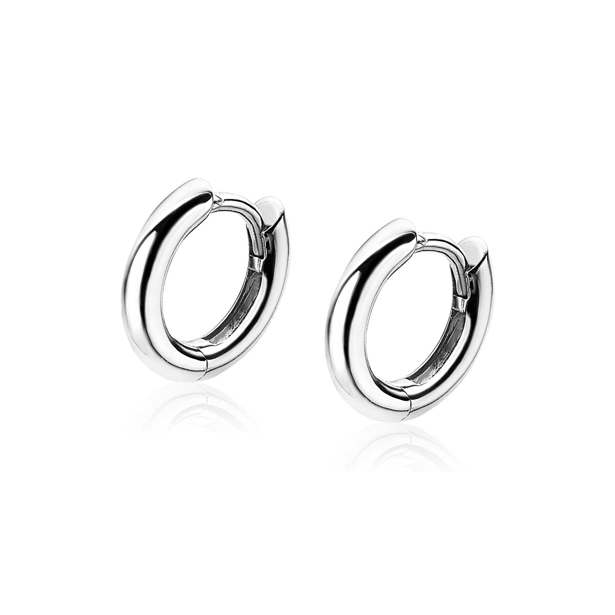 Boucles d'oreilles en argent, de forme ronde et lisse, avec un design moderne.