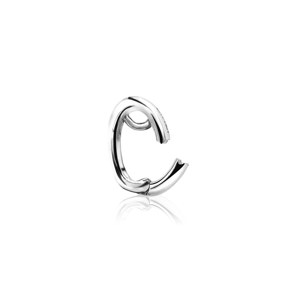 Pendentif en argent en forme de C avec une finition lisse et brillante.