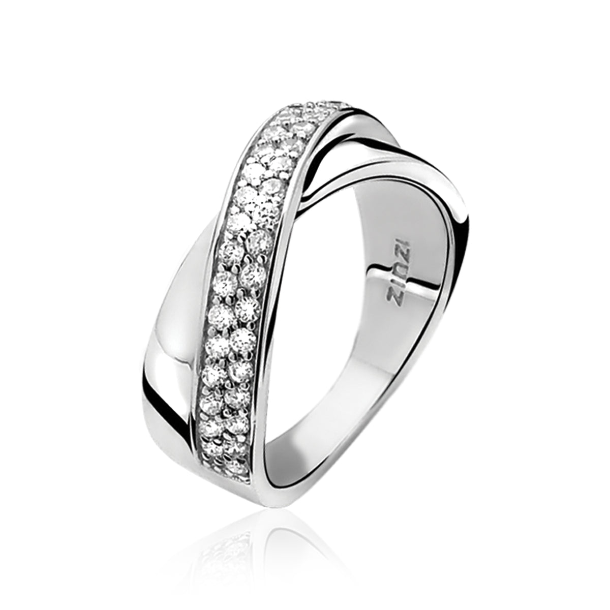 Bague en argent avec une bande de zircons brillants sur le dessus.