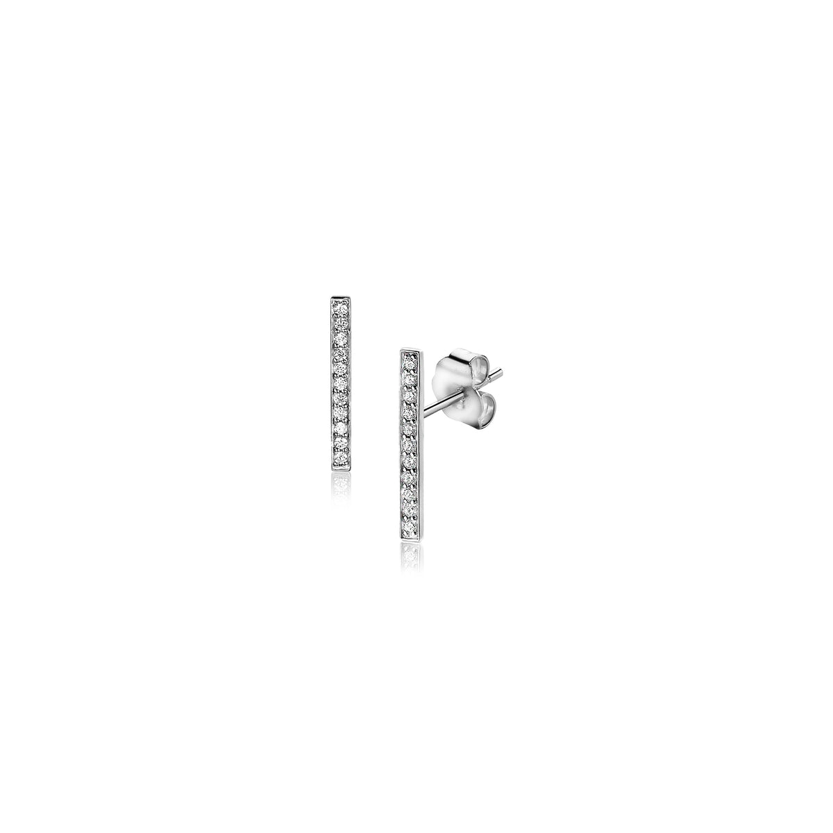 Boucles d'oreilles en argent avec un design rectangulaire et des zircons scintillants.