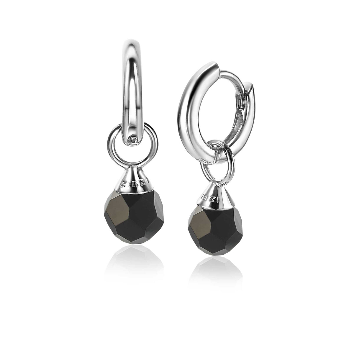 Boucles d'oreilles en argent avec pendentifs en cristal noir facetté.