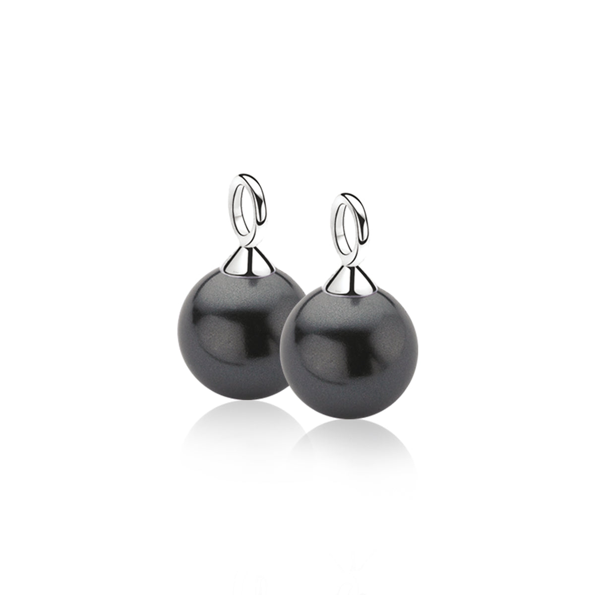 Boucles d'oreilles en argent avec des perles noires brillantes et des attaches en argent.