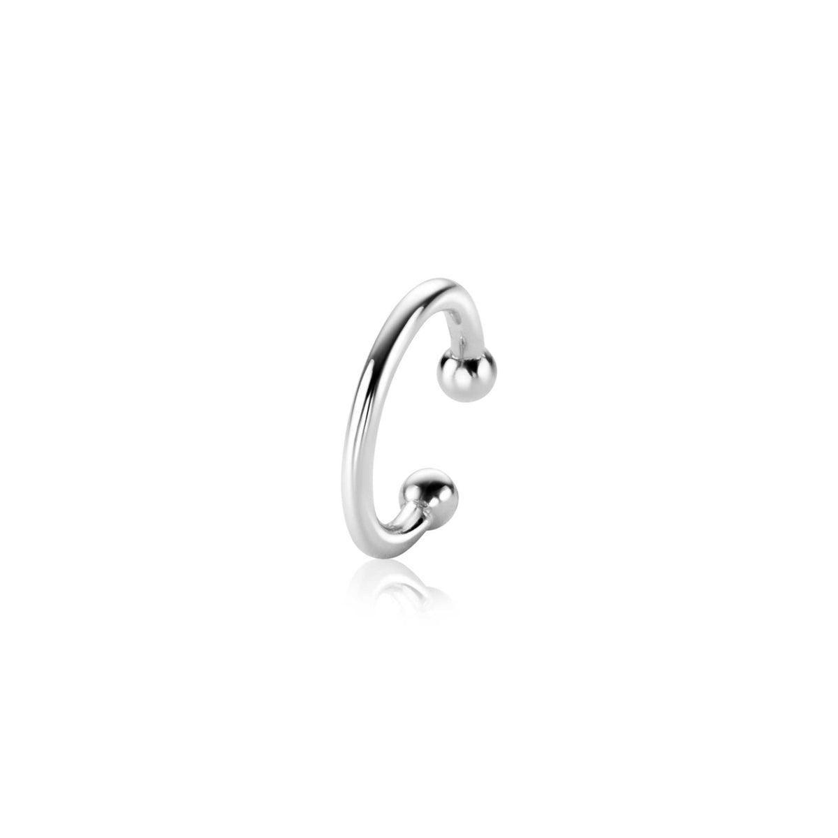 Boucle d'oreille en argent avec une forme incurvée et deux billes aux extrémités.