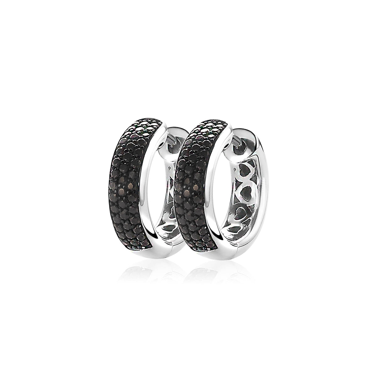 Boucles d'oreilles en argent avec un design arrondi et des détails en pierres noires.