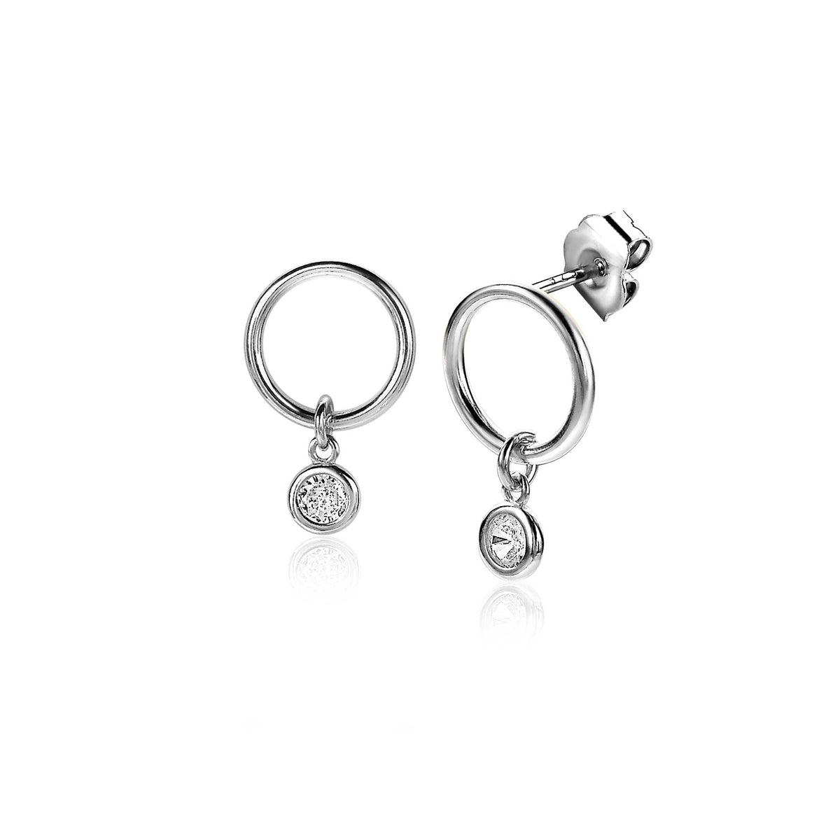 Boucles d'oreilles en argent avec un petit pendentif rond et brillant.