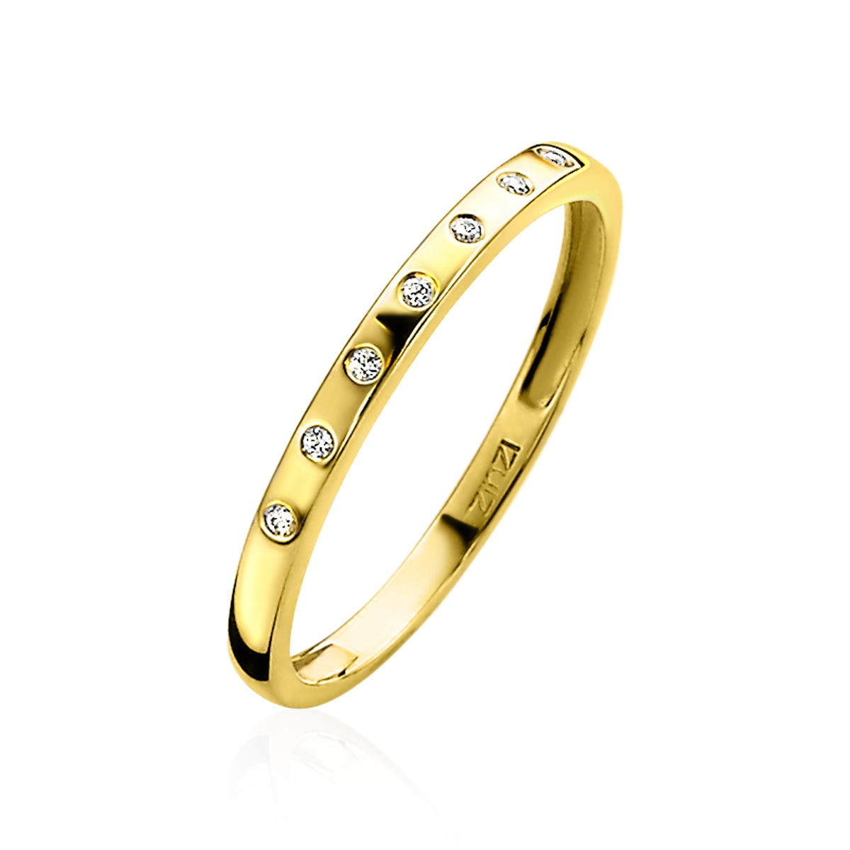 Bague en or avec des zircons, finition lisse et design délicat.