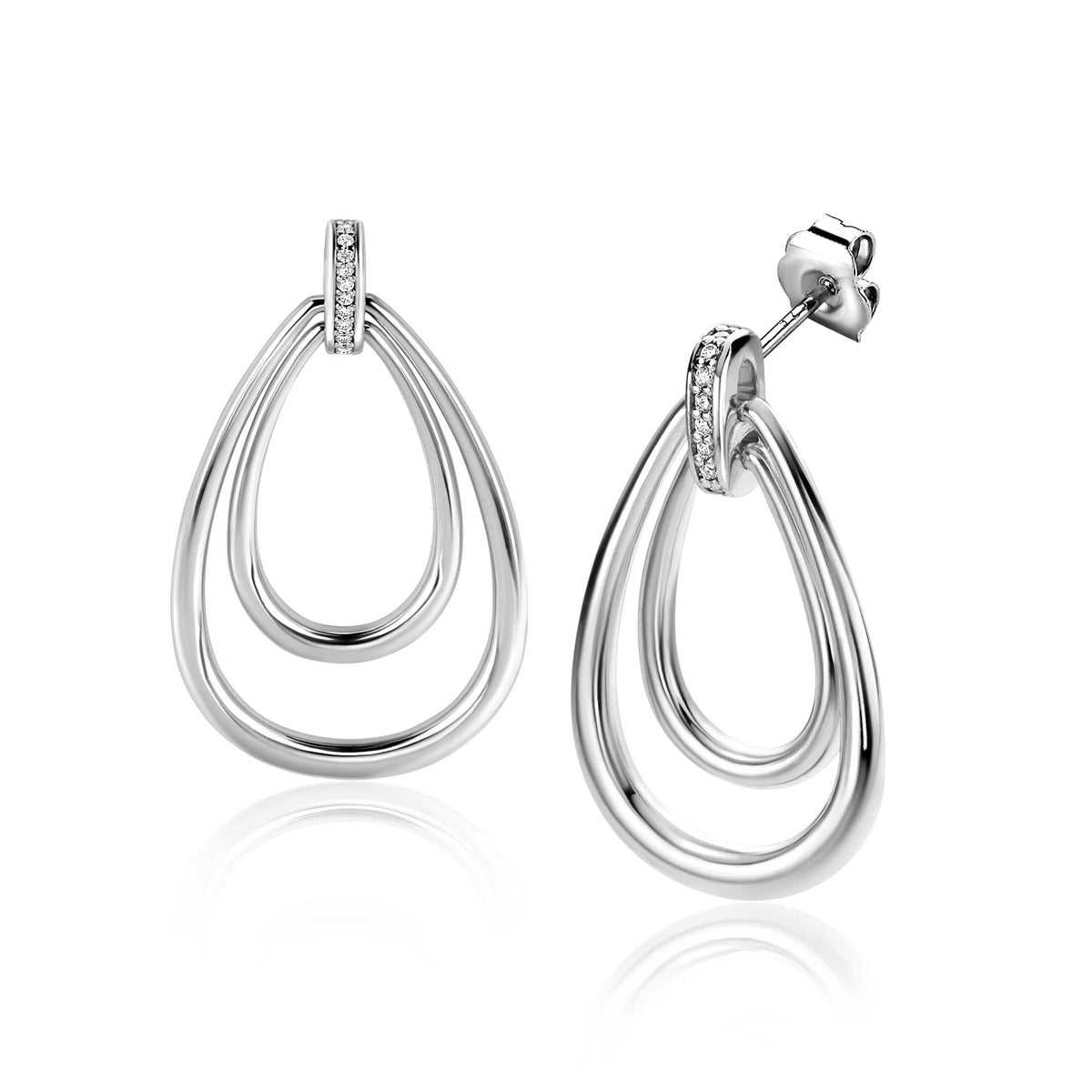 Boucles d'oreilles en argent en forme de goutte avec des anneaux entrelacés.