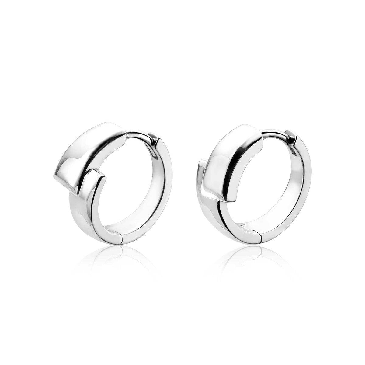 Boucles d'oreilles en argent avec un design moderne et une finition brillante.