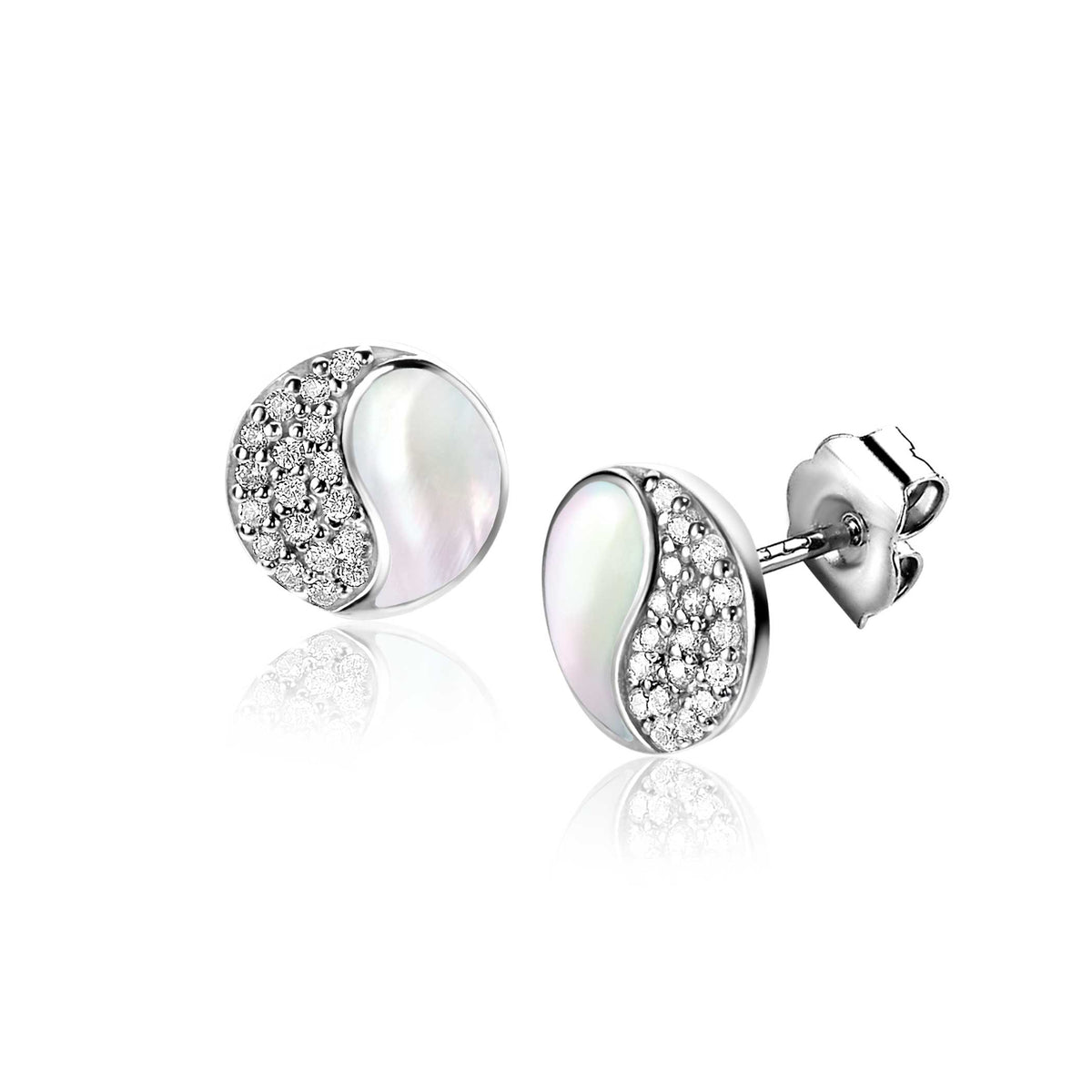 Boucles d'oreilles en argent avec une perle nacrée et des cristaux brillants.