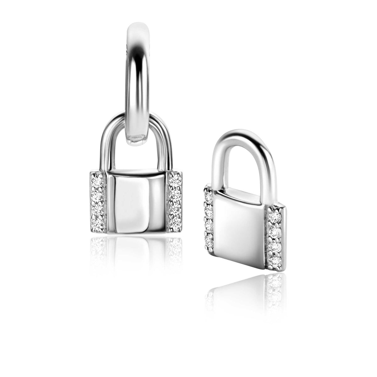 Boucles d'oreilles en argent en forme de cadenas, ornées de pierres scintillantes.