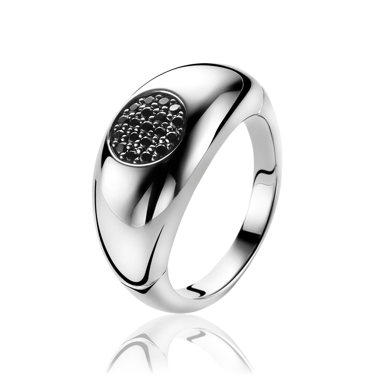 Bague en argent avec un pavé de pierres noires sur le dessus.