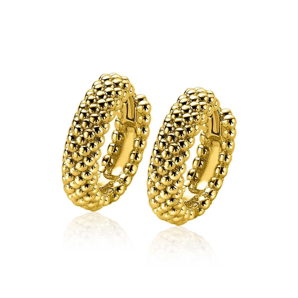 Boucles d'oreilles dorées en forme de créoles avec un motif texturé.
