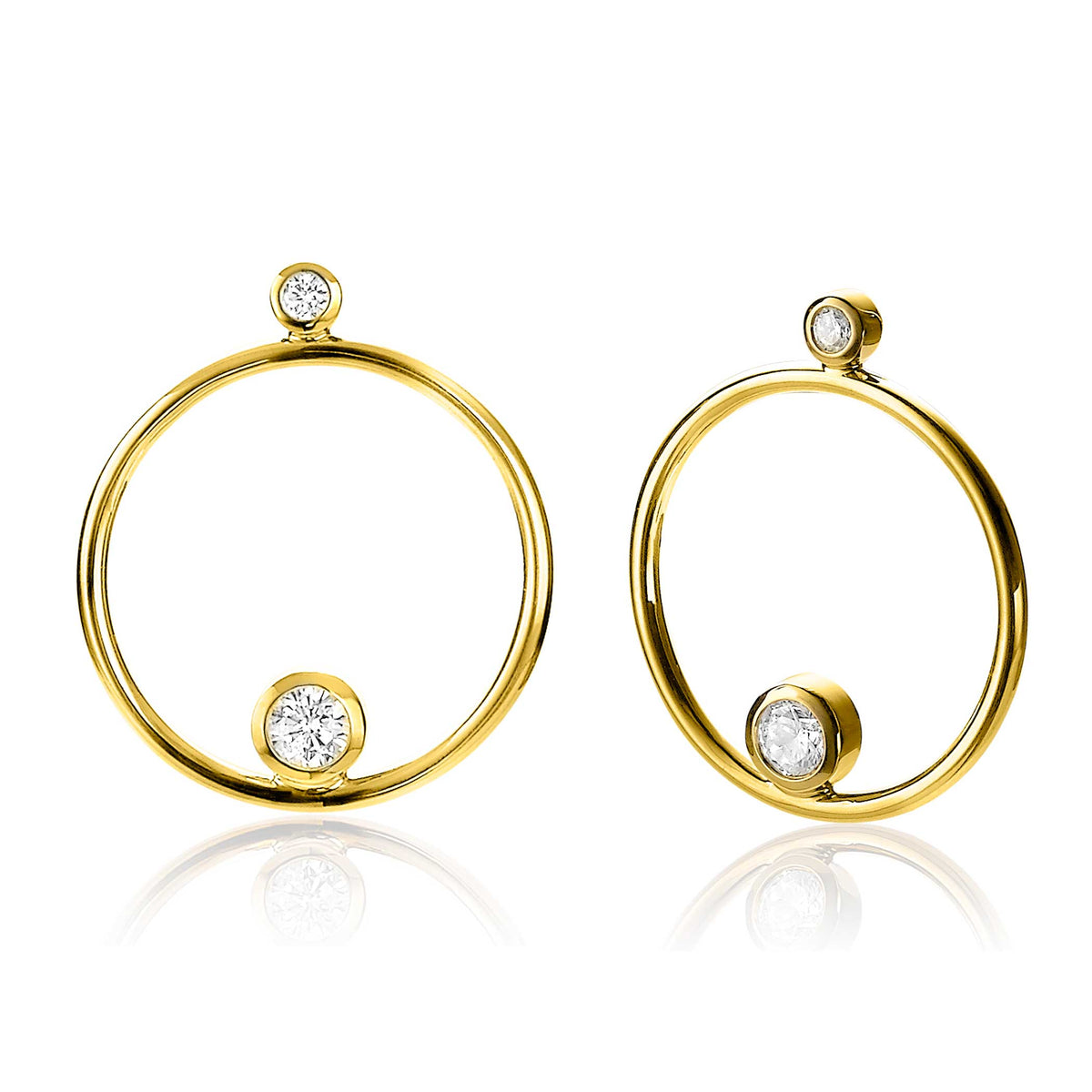 Boucles d'oreilles en métal doré avec des pierres brillantes, en forme de cercles ouverts.