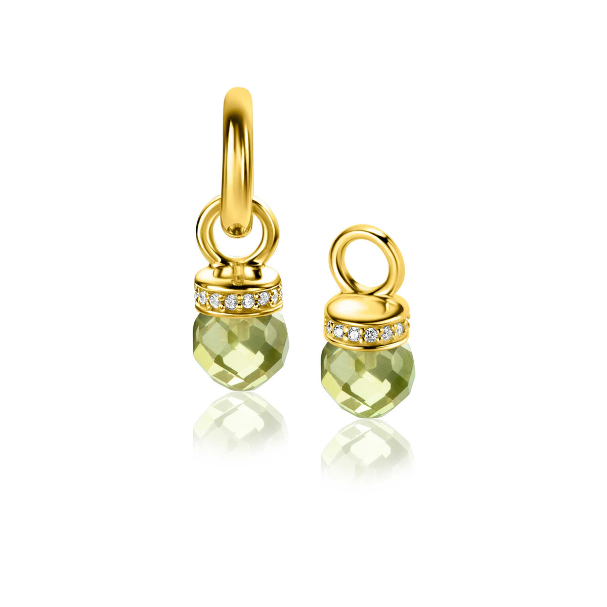 Boucles d'oreilles dorées avec des pendants en pierre facettée verte et des détails en zircon.