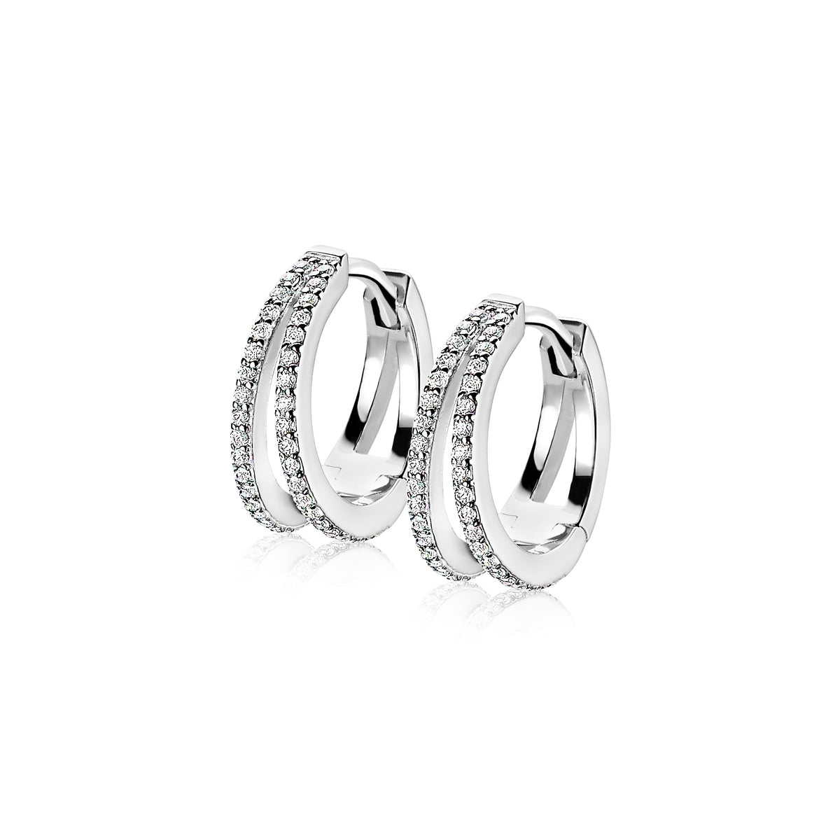 Boucles d'oreilles en argent avec deux rangées de pierres brillantes.
