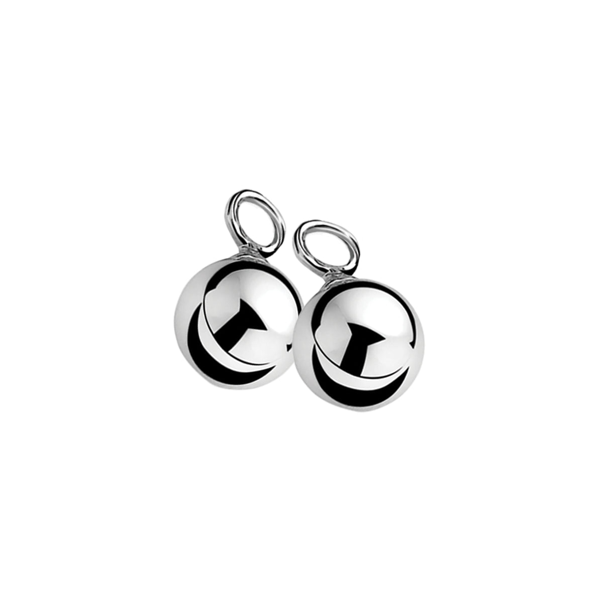 Boucles d'oreilles en argent avec des formes sphériques brillantes.