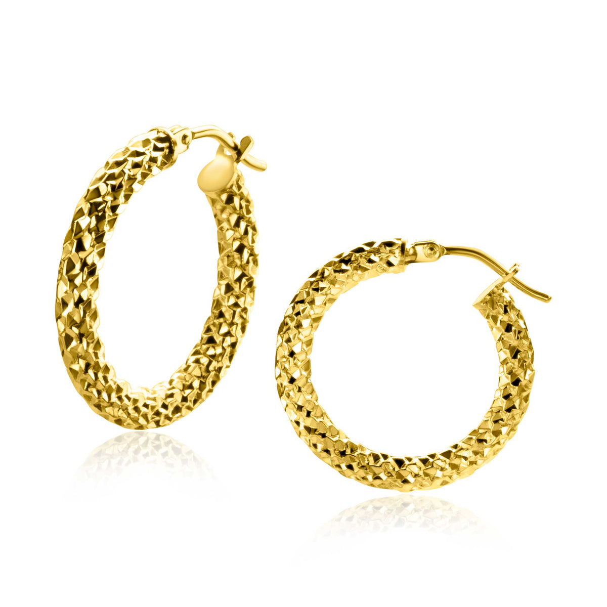 Boucles d'oreilles en or avec un design tressé et une finition brillante.