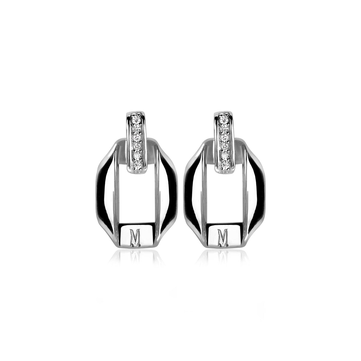 Boucles d'oreilles en argent avec un design géométrique et des détails en strass.