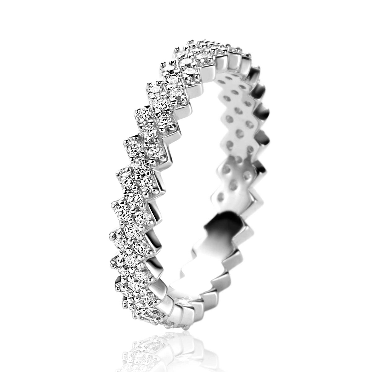 Bague en argent ornée de zircons, avec un design en zigzag et une finition brillante.