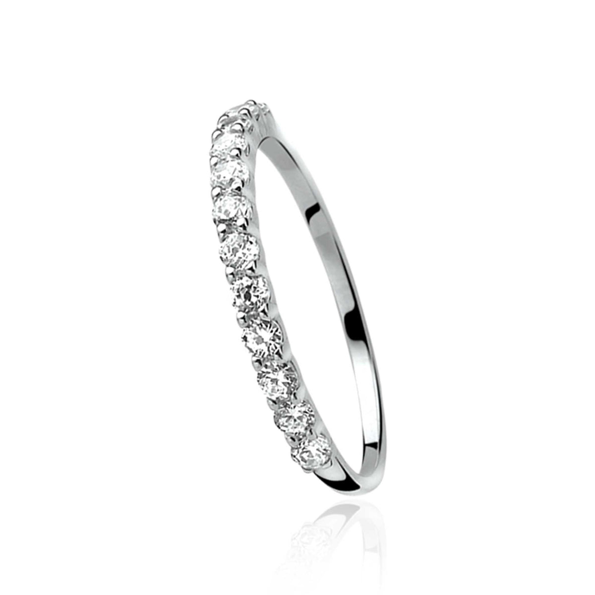 Bague en argent avec des zircons scintillants sur un côté.