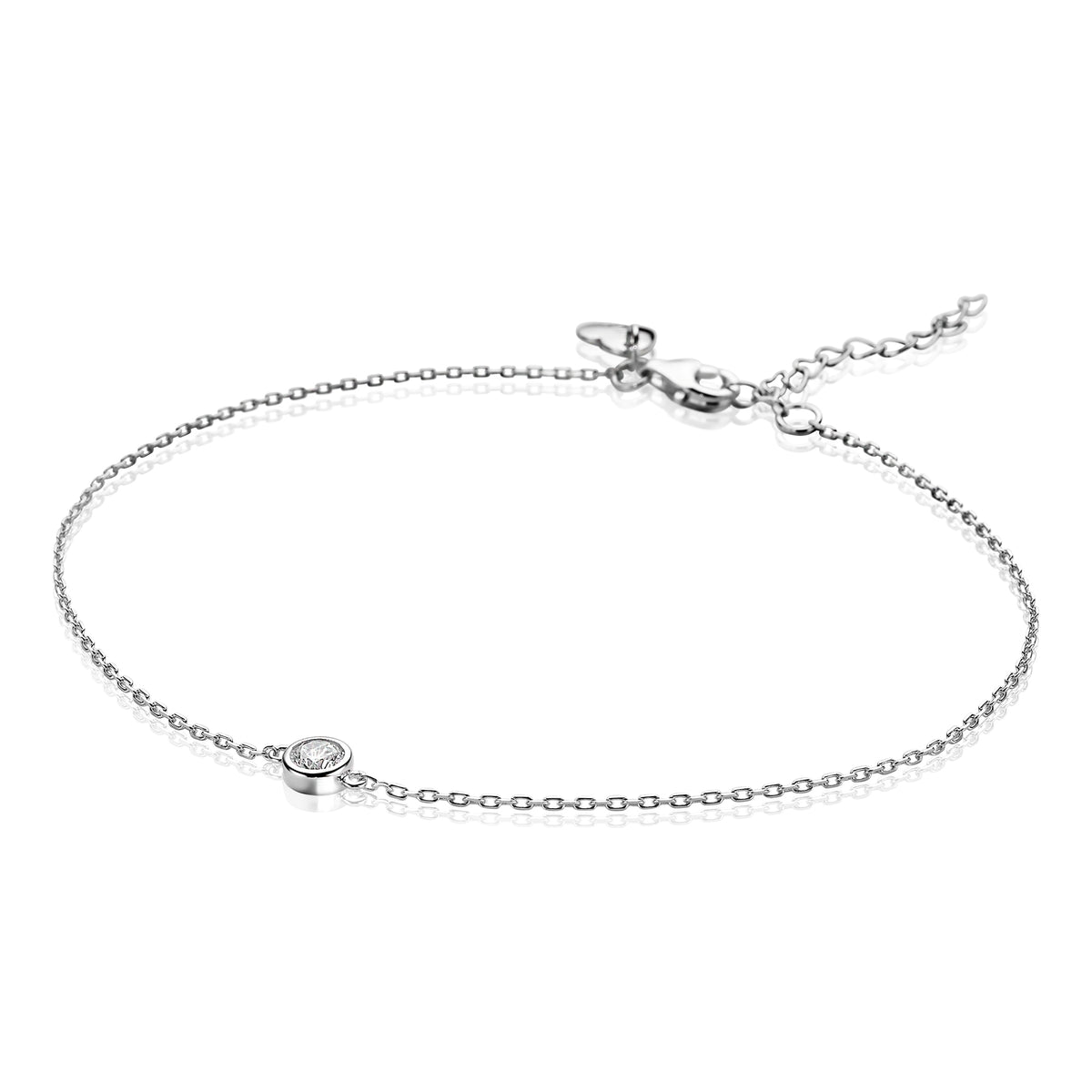 Collier en argent avec un pendentif rond et brillant.